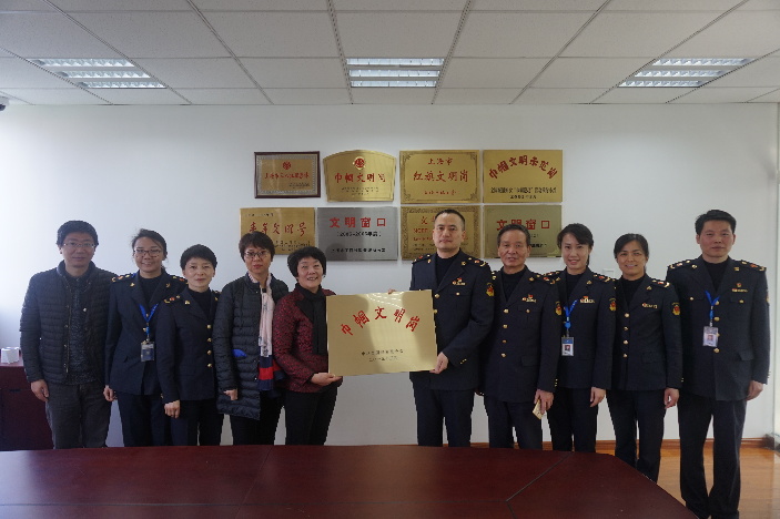 青浦区妇联开展 “致敬三八红旗手•送奖到基层”工作